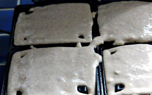 1. Этап. Вафли с яблоками и орехами: 4. Нагреть вафельницу в соответствии с инструкцией до средней температуры. Сбрызнуть поверхность маслом. Вылить тесто на каждое отделение вафельницы.