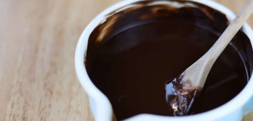 1. Этап. Австралийское пирожное: 2. Растопите на водяной бане сливочное масло, шоколад и мед.