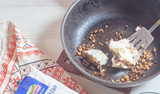 1. Этап. Фаршированные яйца с сыром: Обжарить на сливочном масле. Добавить творожный сыр Hochland в рукаве для кулинарии. Очень удобный объем хватит на все блюда сразу.