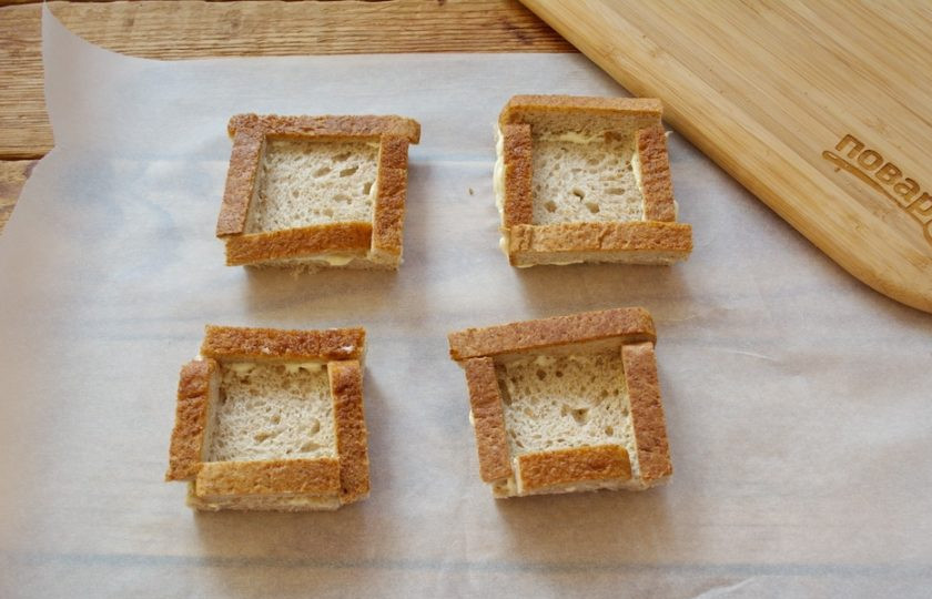 1. Этап. Тосты Карбонара: Сразу перенесите тосты на бумагу для выпечки или на противень. Так легче будет переместить тосты в духовку для запекания.