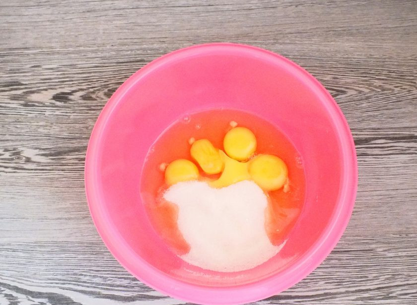 1. Этап. Пирог Три молока: Соедините в чаше яйца и сахар.