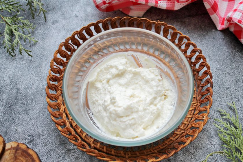 1. Этап. Шоколадные блины с творожной начинкой: В миску выложите творог, добавьте ванильный сахар, обычный сахар и влейте сливки. Все хорошо взбейте до однородности.