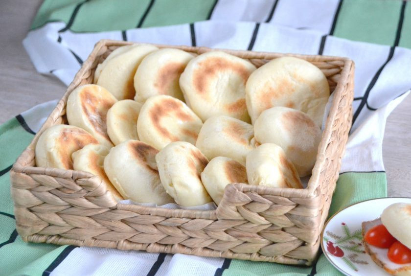 1. Этап. Марроканские лепешки Батбуты: Марроканские лепешечки получились очень вкусные, особенно притягивает эта простота во вкусе. При выпекании они раздуваются и внутри образуется небольшой 