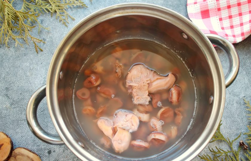 1. Этап. Ризотто с осьминогом: Щупальцу осьминога сполосните, залейте 1.5 литрами воды и поставьте на средний огонь. Доведите воду до кипения, убавьте огонь, закройте крышкой и варите в течение 60-70 минут, до готовности. Если мясо легко протыкается ножом, осьминог готов. Снимите кастрюлю с огня, осьминога достаньте и остудите, бульон оставьте, он нам еще понадобится.