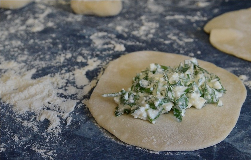 1. Этап. Манты с творогом: 5. Теперь время снова взяться за тесто. Его необходимо разделить на небольшие кусочки, каждый из которых тонки раскатать. В середину выложить творожную начинку.