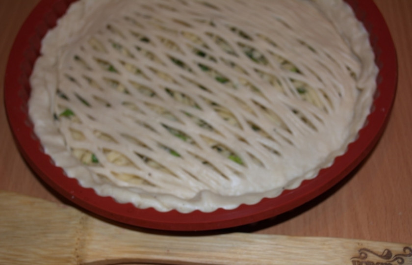 1. Этап. Пирог с сыром из дрожжевого теста: Вторую часть теста раскатайте. Сделайте рисунок. 