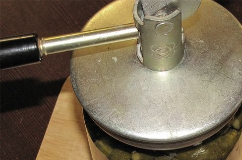 1. Этап. Маринованные корнишоны: В самом конце влейте уксус и закатайте банку металлической крышкой.