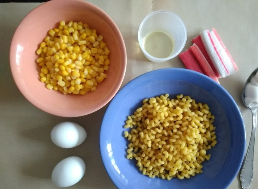 1. Этап. Салат с крабовыми палочками и макаронами: 1. Купите необходимые ингредиенты для рецепта.