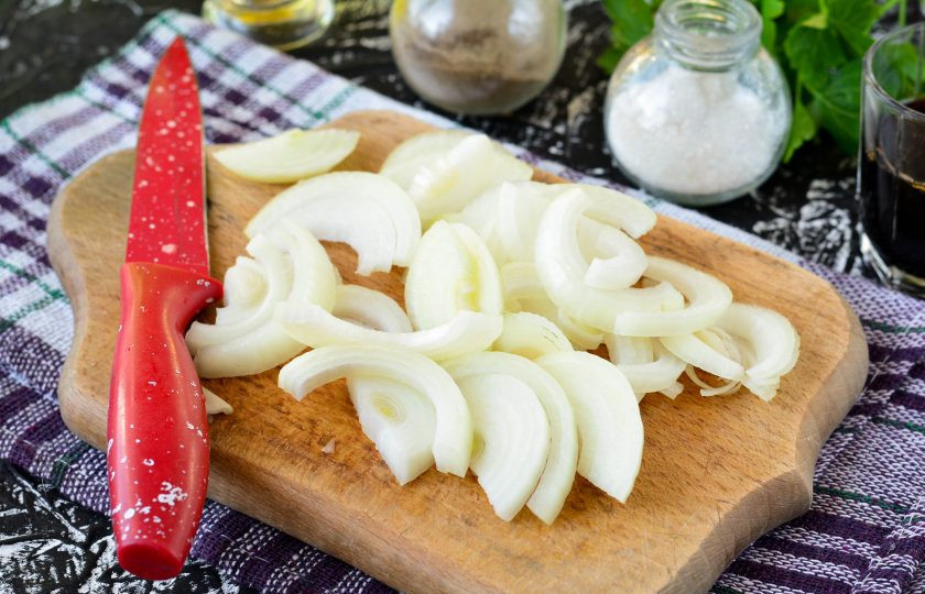 1. Этап. Куриная печень в соусе терияки: Лук почистите и нарежьте полукольцами.