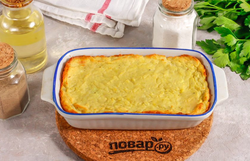 1. Этап. Рыбная запеканка как в детском саду: Проверьте готовую запеканку деревянной шпажкой. Просуньте ее в середину запеканки и, если она выходит сухой, а не влажной, то блюдо полностью готово, его можно извлекать из духовки.