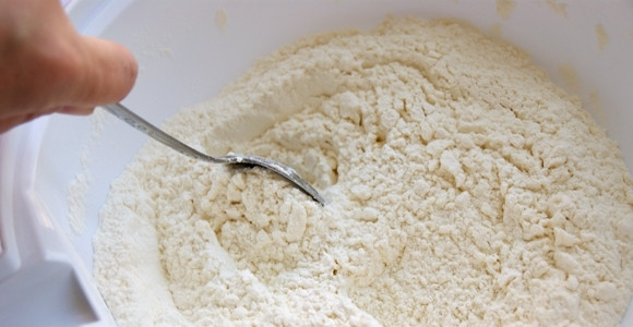 1. Этап. Торт Пирамида: Массу перемешайте и вновь просейте.