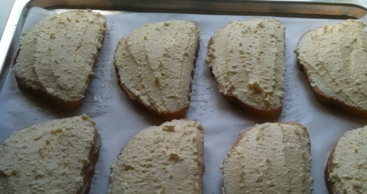 1. Этап. Бутерброды Ленивые ватрушки: Ломтики батона смажьте творожной массой.