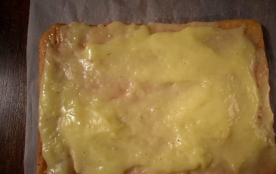 1. Этап. Медовое пирожное с начинкой: Следующий корж — оставшийся крем.