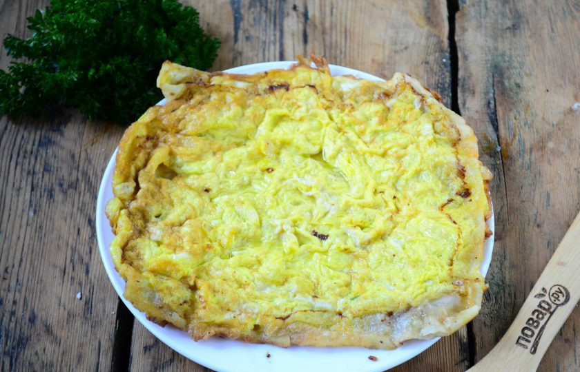 1. Этап. Бризоль в лаваше: Готовый бризоль выложите на тарелку, аналогично приготовьте второй бризоль.