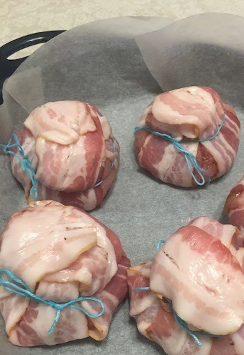 1. Этап. Мешочки из свинины с начинкой: Выложить мешочки в форму для запекания, застреленную пергаментом. Форму прикрыть фольгой.