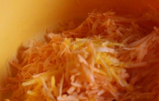 1. Этап. Морковный пирог на кефире: 1. Для начала включаем духовку, пусть разогреется до 180 градусов. Морковь очистите и натрите на терке.