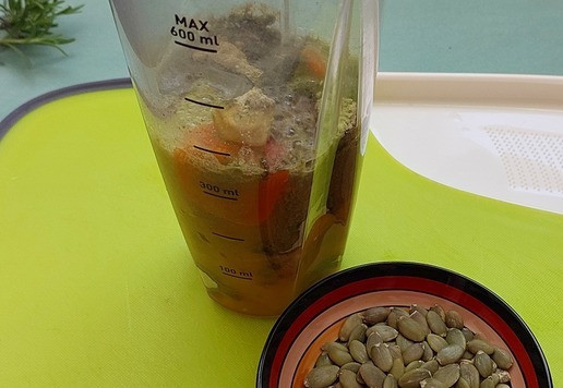 1. Этап. Морковно-тыквенный смузи с апельсином: Сложить все ингредиенты в стакан, добавить 150мл воды, измельчить и взбить.