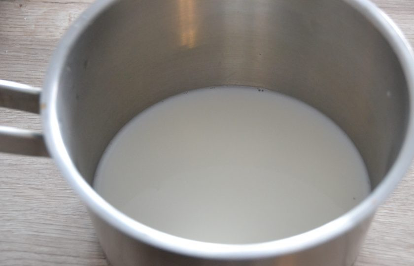 1. Этап. Эклеры со сметанным кремом: Для приготовления теста влейте в сотейник воду и молоко, добавьте соль (1 щепотку) и сахар (1 ч.л.), нагрейте.