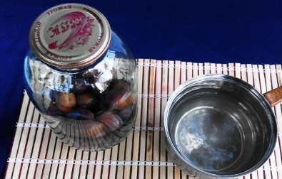 1. Этап. Компот из слив без стерилизации: Банки хорошо моем и заполняем на 1/3 чистыми без хвостиков сливами. Заливаем в них кипяток, накрываем крышкой и оставляем на 15 минут.