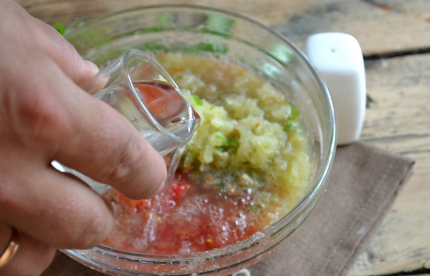 1. Этап. Аджика с хреном сырая: Влейте уксус, чтобы погасить чрезмерную остроту.