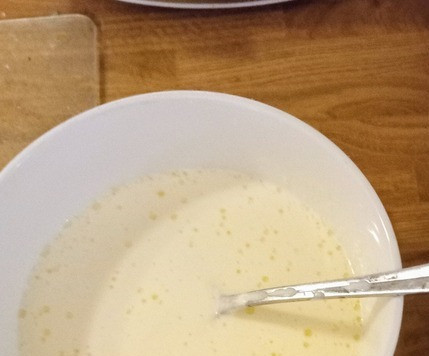 1. Этап. Куриный суп с пармезаном от Оттоленгги: Отлить 400 мл от супа. Соединить с йогуртом и лимонным соком. Пробить блендером. Отложить.