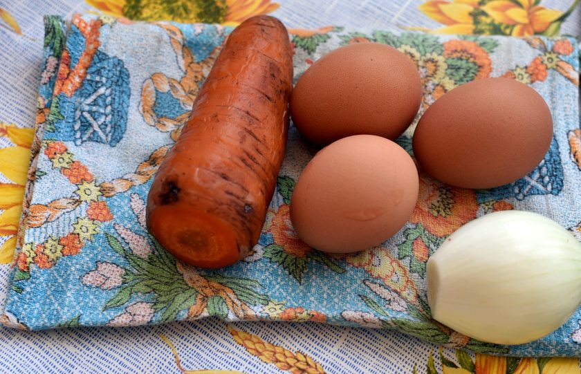 1. Этап. Салат с морковью и копченой горбушей: Сварите яйца вкрутую. Лук очистите. Рыбу разделайте на филе. Морковь отварите до состояния аль денте, ни в коем случае не переваривая. Это важный момент для вкуса салата. Вынимайте морковь, когда тупой конец зубочистки протыкает ее с небольшим усилием. И сразу обдайте морковь холодной водой, чтобы прекратить процесс варки.