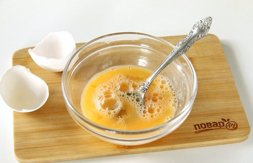 1. Этап. Яичные блины с сыром: Взбейте яйца с солью и молоком. Если сыр достаточно соленый, то соль можно исключить. Я взбивала для каждой порции отдельно каждое яйцо с чайной ложечкой молока.