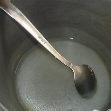 1. Этап. Кофейное желе со взбитыми сливками: 2. Сахар растворить в ¼ стакана воды и довести до кипения.