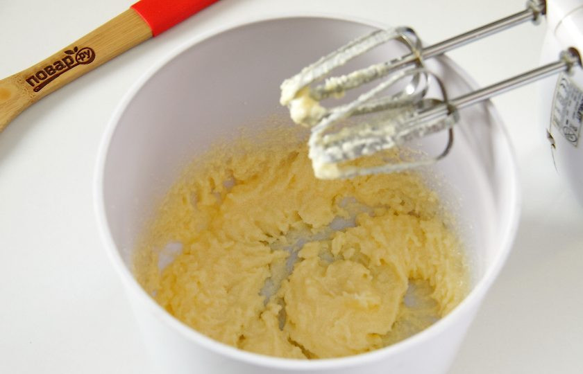 1. Этап. Шоколадное печенье с джемом: Взбейте мягкое масло с сахаром.