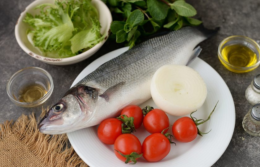 1. Этап. Карпаччо из сибаса: Подготовьте все необходимые продукты для приготовления карпаччо из сибаса. Рыбу покупайте свежую, с приятным запахом, прозрачными глазами и красными жабрами без слизи. Овощи и мяту помойте и обсушите.