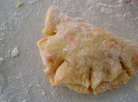 1. Этап. Печенье из моркови: Слегка надрезаем кончики ножом. выкладываем печенья на противень, смазанный растительным маслом и выпекаем в разогретой до 200 градусов духовке минут 20.