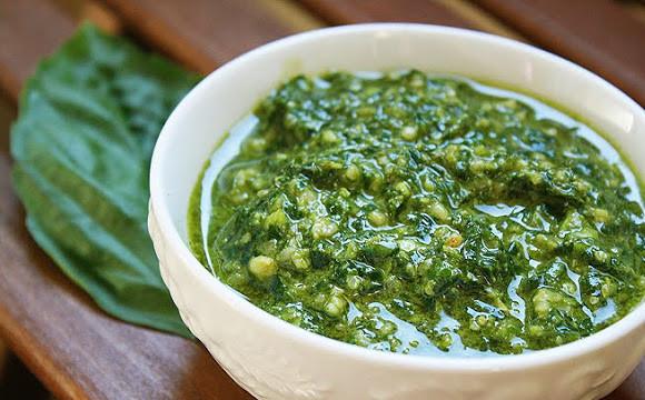 1. Этап. Курица с соусом песто: 3. Через несколько минут домашний соус песто готов. Безусловно, рецепт приготовления курицы с соусом песто станет проще, если соус приготовить заранее или купить в магазине.