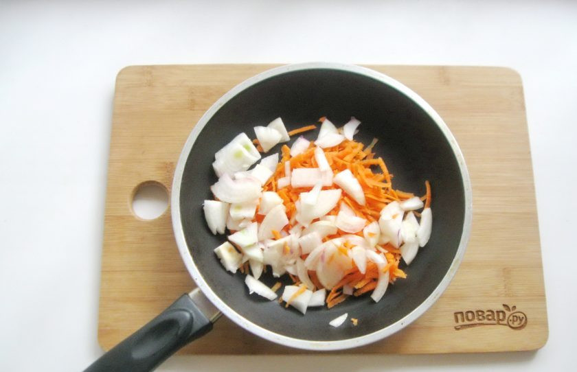 1. Этап. Диетический минтай в фольге в духовке: Лук очистите, помойте и мелко нарежьте. Добавьте к моркови.