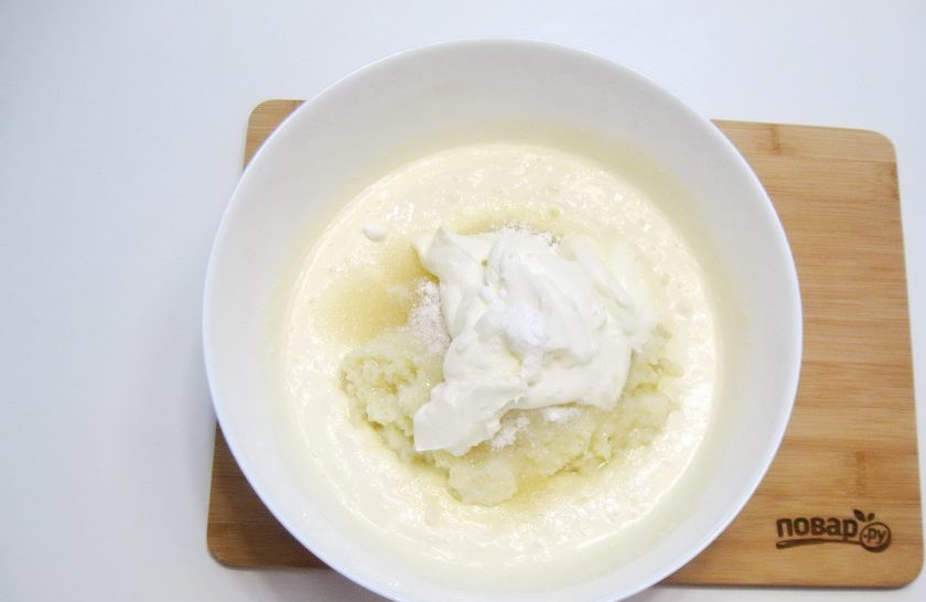 1. Этап. Запеканка из творога и пшенной каши: Затем сметану и разрыхлитель, который можно заменить содой.