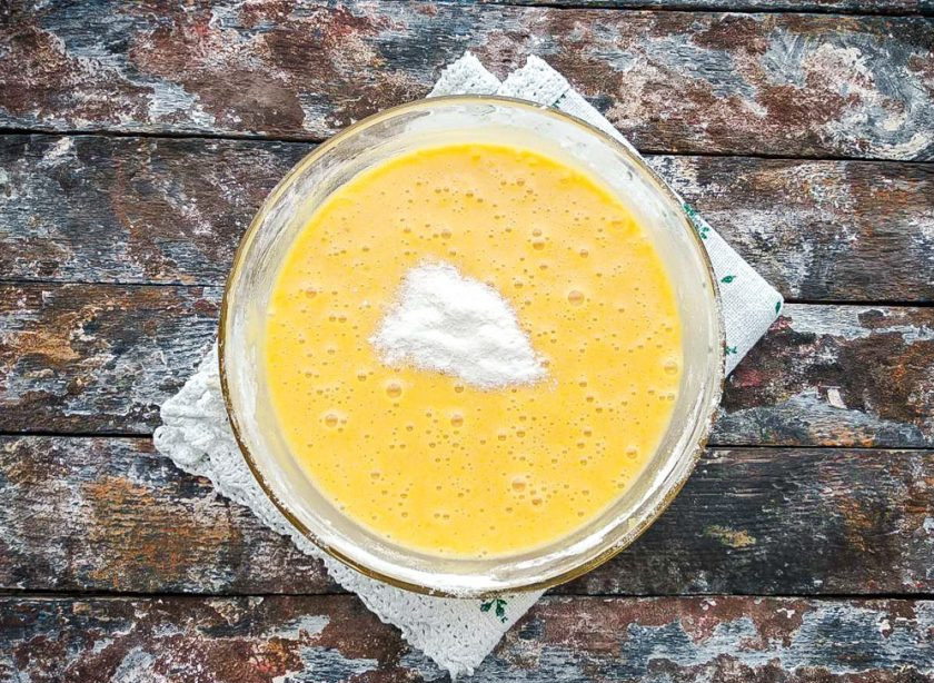 1. Этап. Шарлотка от тети Светы: Добавьте разрыхлитель и хорошо перемешайте.