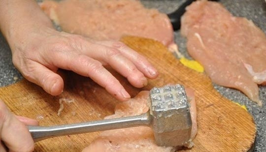 1. Этап. Куриное филе с грибами в духовке: Филе порежьте на 2-3 части и отбейте с обеих сторон.