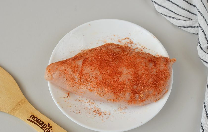 1. Этап. Рецепт салата с пекинской капустой и курицей: Куриное филе вымойте, обсушите бумажными полотенцами. Посолите, притрусите молотой паприкой и чесноком. Если хотите, используйте черный перец молотый и чили. Вотрите специи, дайте отдохнуть мясу минут 5-7.