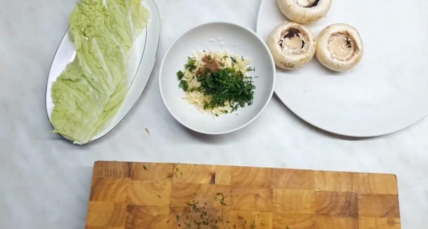 1. Этап. Грибы, фаршированные орехами и сыром: 2. Далее натрите на мелкой терке сыр, чеснок, добавьте туда смесь перца и мускатный орех, посолите и добавьте мелко нарезанную зелень.