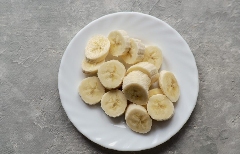 1. Этап. Смузи с матча: Банан нарежьте кружочками.