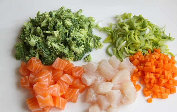 1. Этап. Суп из белой рыбы: Кипятим в кастрюле литр воды. Нарезаем кубиками рыбу и морковь. Остальные ингредиенты просто произвольно измельчаем.