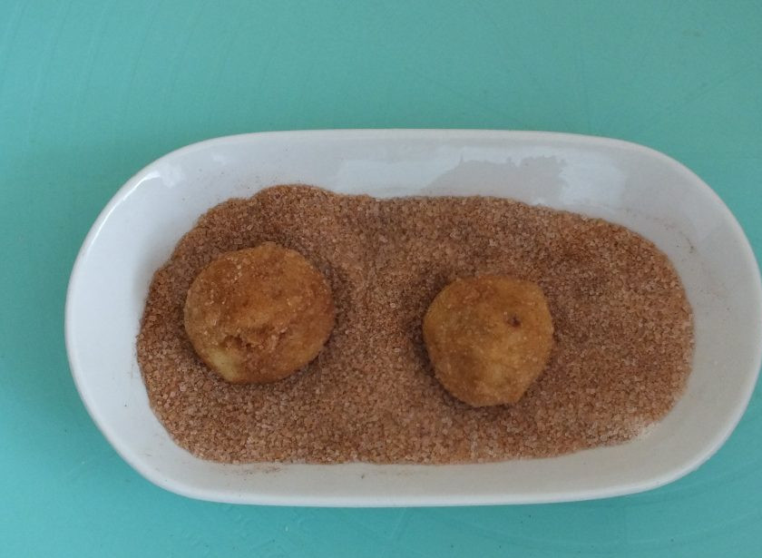 1. Этап. Печенье Сникердудль: Обваляйте шарики в смеси корицы с сахаром. Разогрейте духовку до 180 градусов.