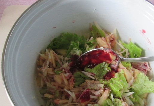 1. Этап. Салат «Отдых»: Осторожно перемешать.