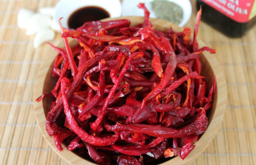 1. Этап. Вяленые перцы на зиму: Готовый перец мягкий, но при сильном нажатии из него не выделяется сок.