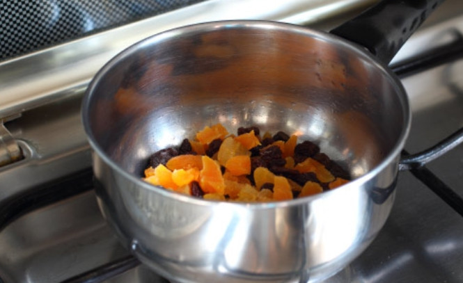 1. Этап. Каша на воде с сухофруктами: Переложите сухофрукты в кастрюлю.