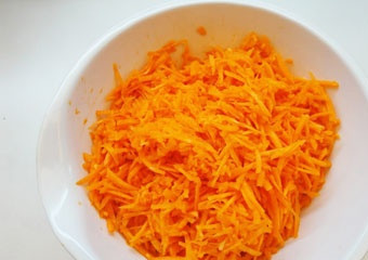 1. Этап. Треска под маринадом в мультиварке: Морковь моем, чистим и натираем на терке соломкой.