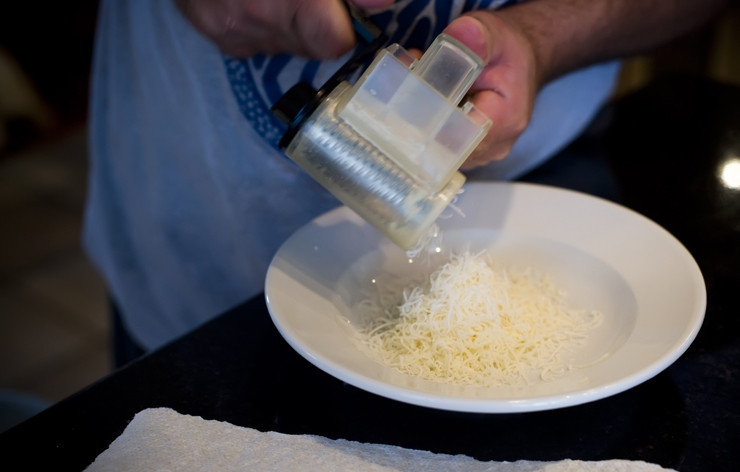 1. Этап. Cалат с макаронами Бантики: Натрите пармезан (примерно одну чашку).