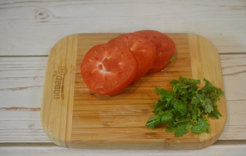 1. Этап. Чанахи по-днепропетровски: 17. Оставшиеся помидоры нарежьте кружками, кинзу порубите.