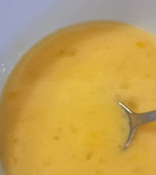 1. Этап. Карбонара с тыквой и хрустящим чесноком: Смешать яйца, пармезан и 2 столовых ложки жидкости от пасты.