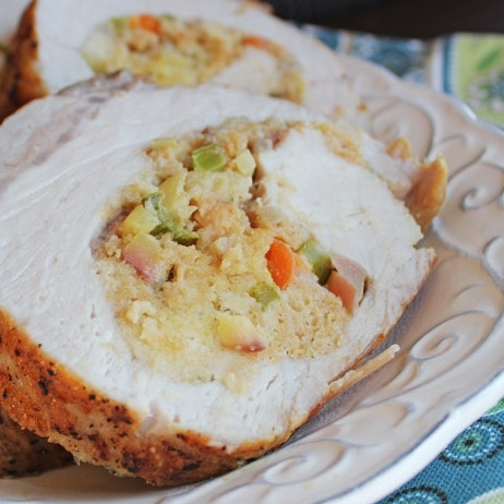 1. Этап. Фаршированная корейка: 16. Выпекайте фаршированную корейку в разогретой до 180 градусов духовке в течение 50 минут. Если вы пользуетесь градусником для мяса, то корейка с начинкой будет готова, когда он покажет 77-80 градусов. Готовая фаршированная корейка должна отдохнуть минут 5, затем ее можно нарезать. Подавайте горячую корейку с рисом или картофелем. Можно это блюдо подавать и на холодное. Приятного аппетита!