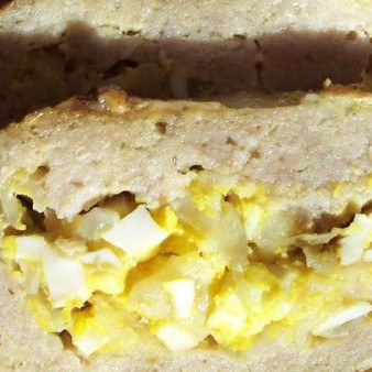 Мясной рулет с яйцом и луком